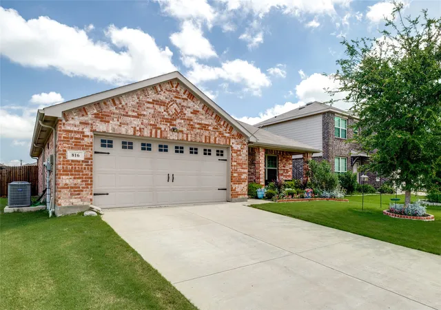 Photo 2 of Single family home for sale at 816 Ravenwood Ln, Van Alstyne, TX 75495 | MLS# 21274592 | Listing updated on 2026-08-22
