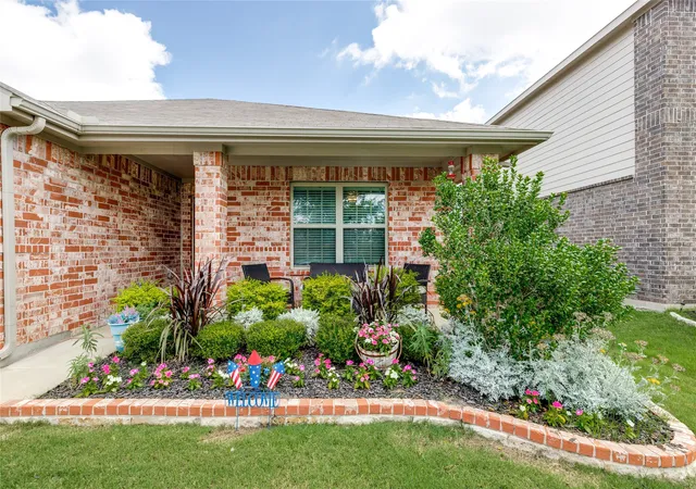 Photo 3 of Single family home for sale at 816 Ravenwood Ln, Van Alstyne, TX 75495 | MLS# 21274592 | Listing updated on 2026-08-22