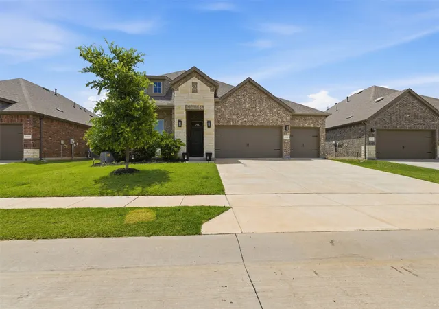 Photo 3 of Sale Pending at 10916 Glover Ln, Aubrey, TX 76227 | MLS# 21273844 | Listing updated on 2026-10-01