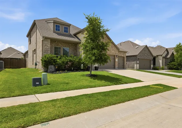 Photo 4 of Sale Pending at 10916 Glover Ln, Aubrey, TX 76227 | MLS# 21273844 | Listing updated on 2026-10-01