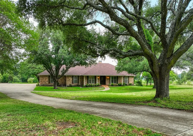 1st image of 1113 Mockingbird Cir, Ennis, TX 75119 | MLS# 21274496