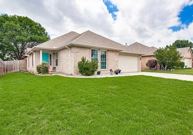 Homes for sale in Burleson, TX | 316 Angela Dr, Burleson, TX 76028 | MLS# 21274675