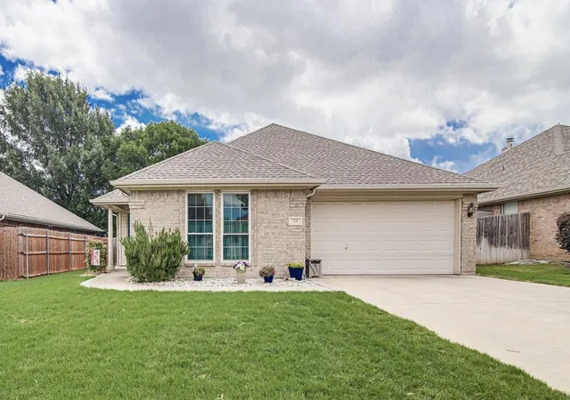 Homes for sale in Burleson, TX | 316 Angela Dr, Burleson, TX 76028 | MLS# 21274675