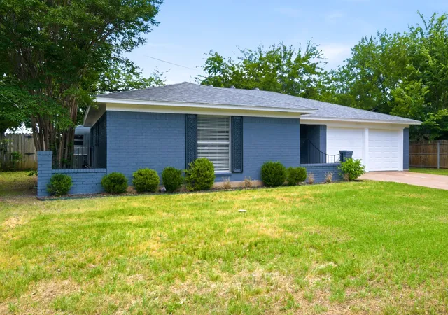 Homes for sale in Cleburne, TX | 504 S Colonial Dr, Cleburne, TX 76033 | MLS# 21274721