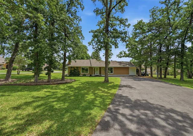 Homes for sale in Gainesville, TX | 100 Cayuga Cvs, Gainesville, TX 76240 | MLS# 21272775