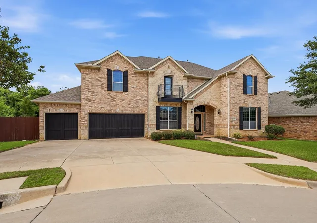 Photo 2 of Sale Pending at 201 Fountainview Dr, Euless, TX 76039 | MLS# 21268128 | Listing updated on 2026-07-15