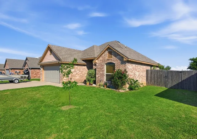 Photo 2 of Single family home for sale at 121 Joyce St, Whitney, TX 76692 | MLS# 21274166 | Listing updated on 2026-07-18