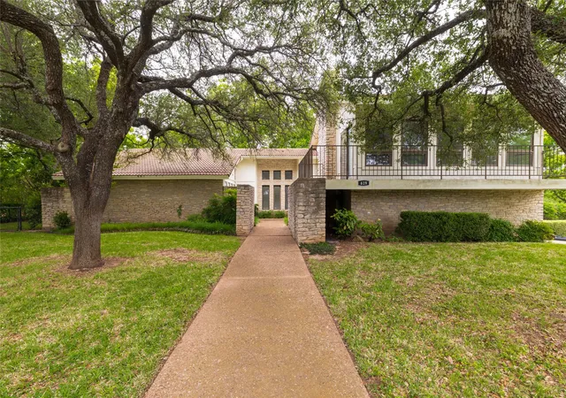 Photo 1 of Sale Pending at 619 Baylor St, Weatherford, TX 76086 | MLS# 21274725 | Listing updated on 2026-10-06
