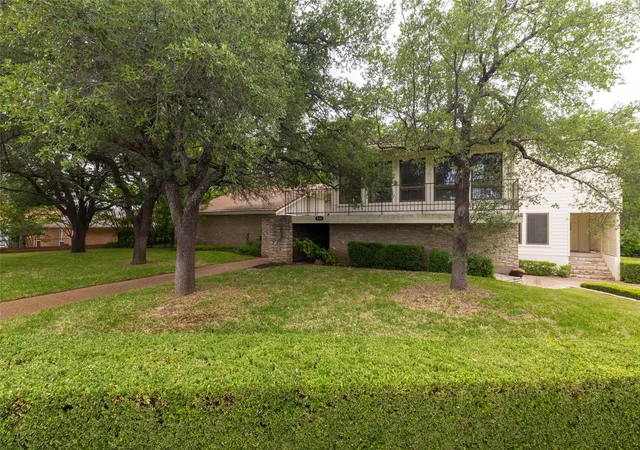 Photo 2 of Sale Pending at 619 Baylor St, Weatherford, TX 76086 | MLS# 21274725 | Listing updated on 2026-10-06