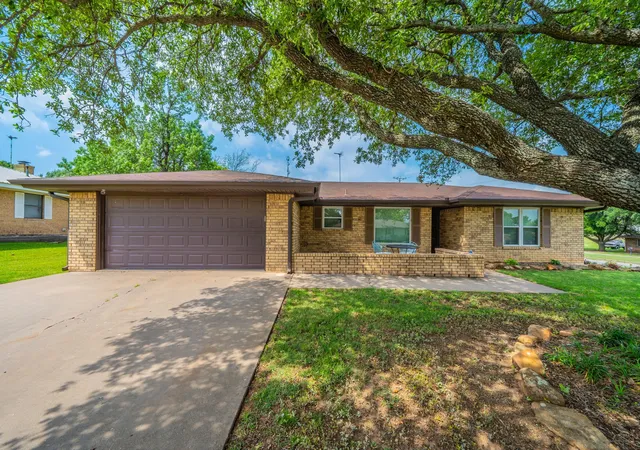 Homes for sale in Bowie, TX | 1300 Austin St, Bowie, TX 76230 | MLS# 21200705