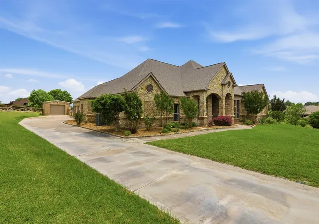 Photo 2 of Single family home for sale at 6900 Breezy Bluff Ct, Fort Worth, TX 76126 | MLS# 21275136 | Listing updated on 2026-10-04