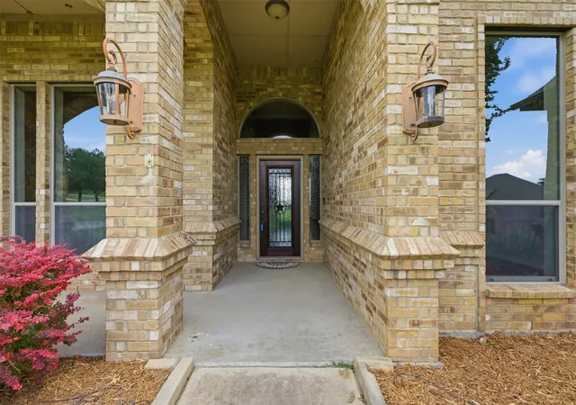 Photo 4 of Single family home for sale at 6900 Breezy Bluff Ct, Fort Worth, TX 76126 | MLS# 21275136 | Listing updated on 2026-10-04