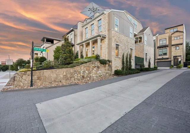 Photo 1 of Single family home for sale at 1925 Woodland Heights Pl, Dallas, TX 75208 | MLS# 21275257 | Listing updated on 2026-07-19