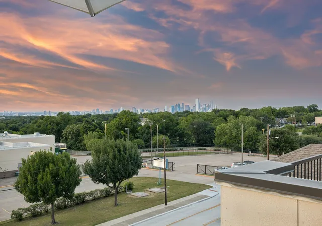 Photo 2 of Single family home for sale at 1925 Woodland Heights Pl, Dallas, TX 75208 | MLS# 21275257 | Listing updated on 2026-07-19