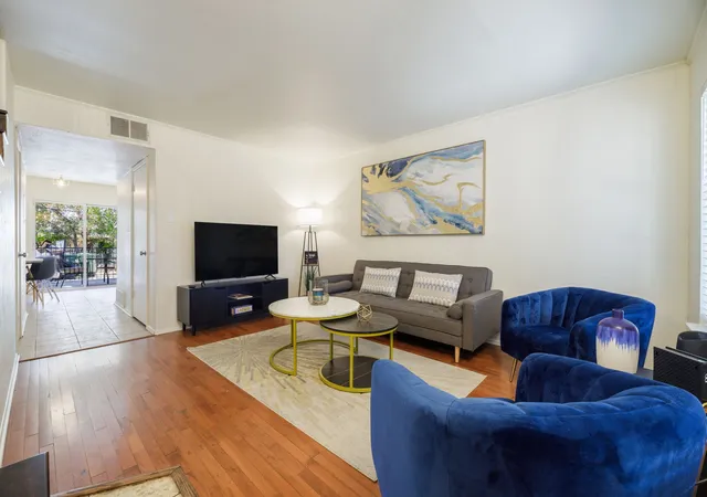 2nd image of 2406 Hollandale Cir, Arlington, TX 76010 | MLS# 21272908