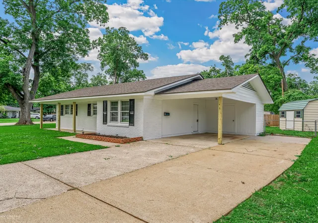 Homes for sale in Bossier City, LA | 4221 Evelyn St, Bossier City, LA 71112 | MLS# 21275398
