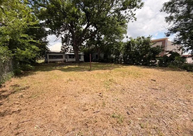 2nd image of 819 S 10th St, Waco, TX 76706 | MLS# 21274715