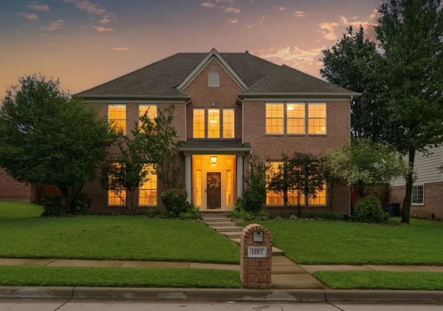 Homes for sale in Keller, TX | 1537 Lakeview Dr, Keller, TX 76248 | MLS# 21272920