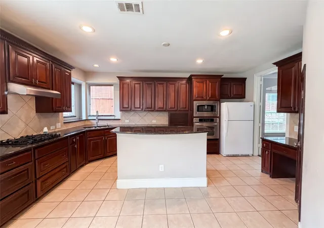2nd image of 10330 Sandbar Dr, Irving, TX 75063 | MLS# 21275462
