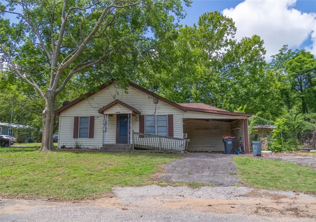 Homes for sale in Paris, TX | 805 12th St Ne, Paris, TX 75460 | MLS# 21275089