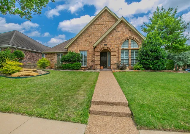 Homes for sale in Bedford, TX | 1925 Glenbrook Ct, Bedford, TX 76021 | MLS# 21258120