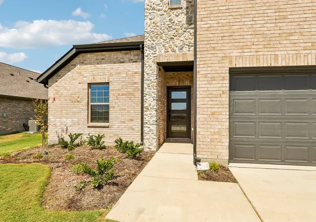 Photo 2 of Single family home for sale at 548 Stone Hollow Dr, Van Alstyne, TX 75495 | MLS# 21275780 | Listing updated on 2026-10-07