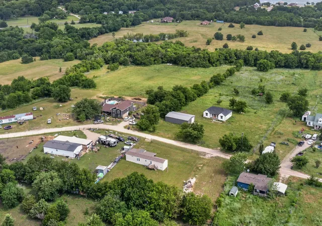 Photo 3 of Manufactured home for sale at 979 Private Road 3784, Quinlan, TX 75474 | MLS# 21275815 | Listing updated on 2026-08-17