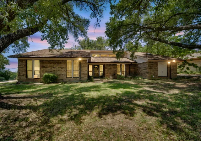 Homes for sale in Hillsboro, TX | 711 Craig St, Hillsboro, TX 76645 | MLS# 21275057