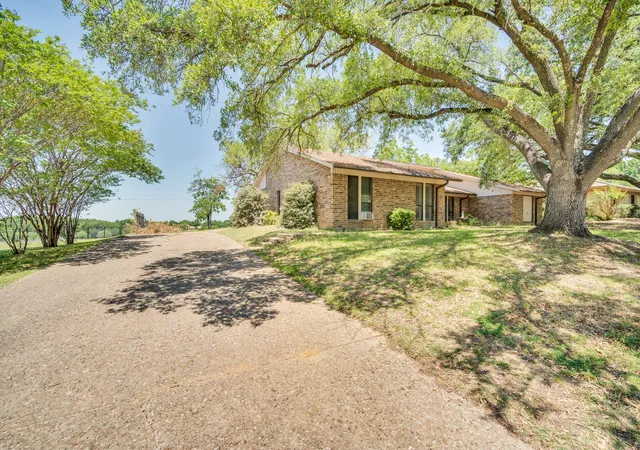 Homes for sale in Hillsboro, TX | 711 Craig St, Hillsboro, TX 76645 | MLS# 21275057