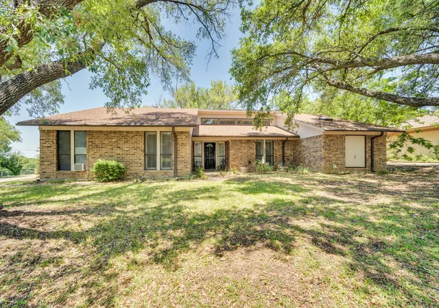 Homes for sale in Hillsboro, TX | 711 Craig St, Hillsboro, TX 76645 | MLS# 21275057