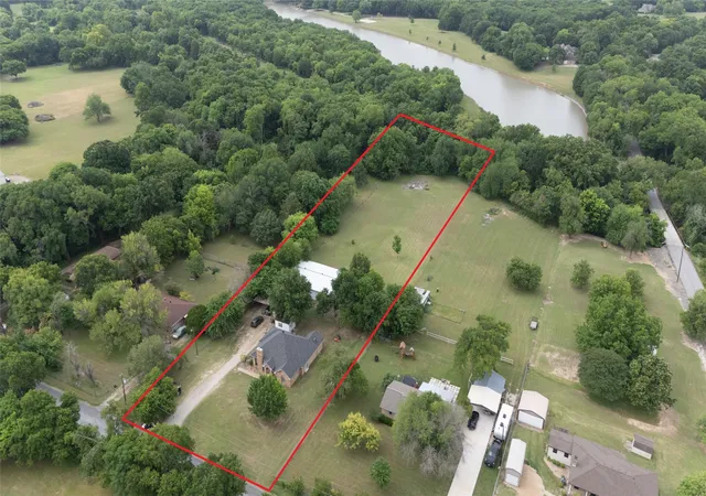 Photo 3 of Sale Pending at 130 Bells Chapel Rd, Waxahachie, TX 75165 | MLS# 21245081 | Listing updated on 2026-08-29