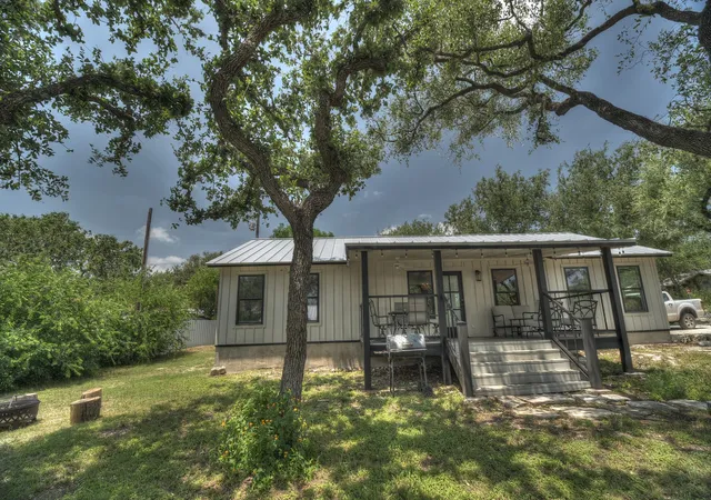 Photo 1 of Single family home for sale at 190 Oak Hill Dr, Leakey, TX 78873 | MLS# 21267221 | Listing updated on 2026-08-31
