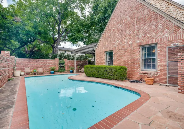 Homes for sale in Richardson, TX | 2501 W Prairie Creek Dr, Richardson, TX 75080 | MLS# 21271943