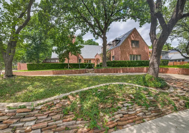 Homes for sale in Richardson, TX | 2501 W Prairie Creek Dr, Richardson, TX 75080 | MLS# 21271943