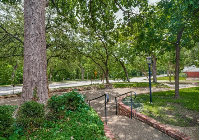 Homes for sale in Richardson, TX | 2501 W Prairie Creek Dr, Richardson, TX 75080 | MLS# 21271943