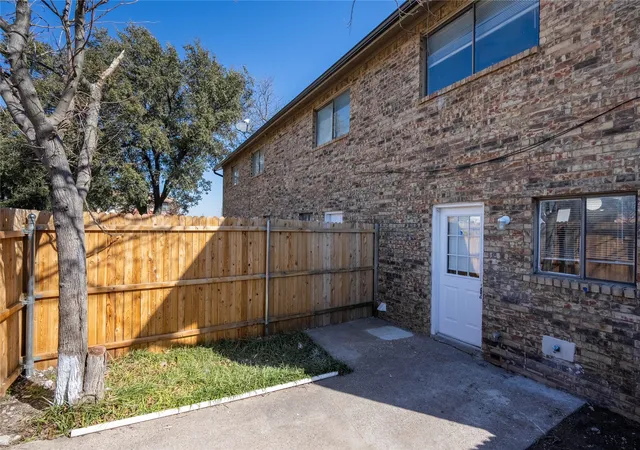 Listing Photo 2 - Condo for sale in building located at 2821 Wimbledon Ct, Garland, TX 75041