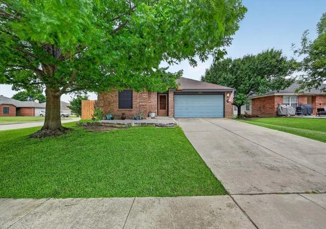 Photo 1 of Single family home for sale at 1001 Ridge Top Dr, Burleson, TX 76028 | MLS# 21276119 | Listing updated on 2026-10-07
