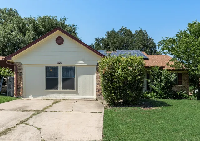 Photo 1 of Single family home for sale at 915 Freestone Dr, Arlington, TX 76017 | MLS# 21276126 | Listing updated on 2026-08-29
