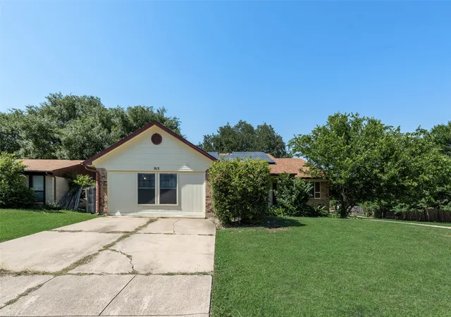 Photo 2 of Single family home for sale at 915 Freestone Dr, Arlington, TX 76017 | MLS# 21276126 | Listing updated on 2026-08-29