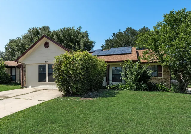 Photo 3 of Single family home for sale at 915 Freestone Dr, Arlington, TX 76017 | MLS# 21276126 | Listing updated on 2026-08-29
