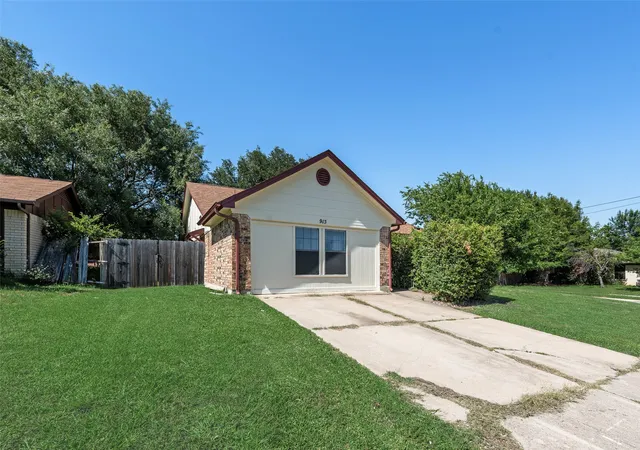 Photo 3 of Single family home for sale at 915 Freestone Dr, Arlington, TX 76017 | MLS# 21276126 | Listing updated on 2026-08-29