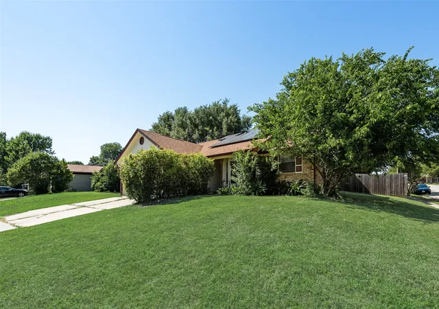 Photo 4 of Single family home for sale at 915 Freestone Dr, Arlington, TX 76017 | MLS# 21276126 | Listing updated on 2026-08-29