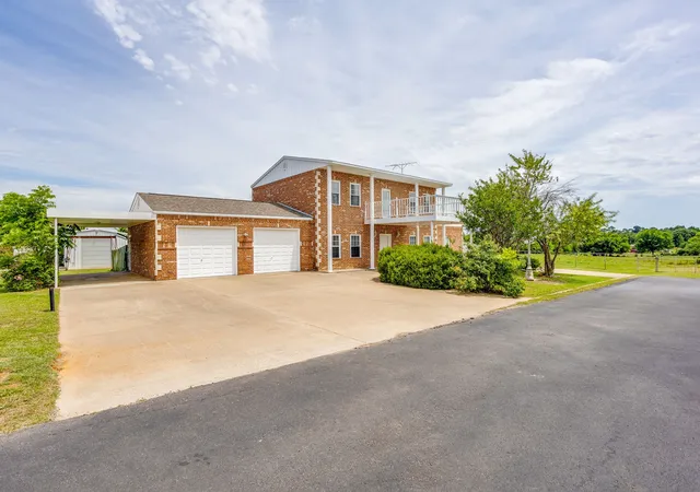 Photo 2 of Single family home for sale at 807 Caddo Rd, Joshua, TX 76058 | MLS# 21275773 | Listing updated on 2026-07-13