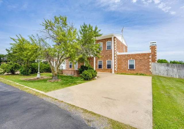 Photo 3 of Single family home for sale at 807 Caddo Rd, Joshua, TX 76058 | MLS# 21275773 | Listing updated on 2026-07-13