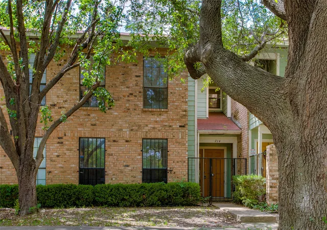 Homes for sale in Dallas, TX | 714 W Canty St, Dallas, TX 75208 | MLS# 21274482