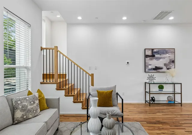 Photo 4 of Condo for sale at 5647 Live Oak St #102, Dallas, TX 75206 | MLS# 21267151 | Listing updated on 2026-08-31