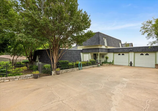 Photo 4 of Single family home for sale at 5007 Comanche Dr, Granbury, TX 76049 | MLS# 21272819 | Listing updated on 2026-07-27