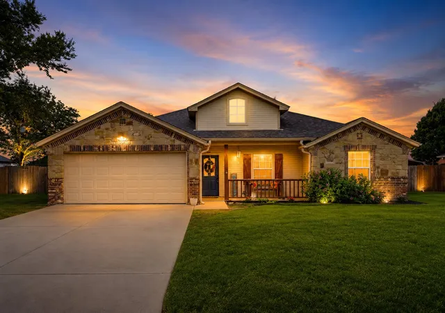 Homes for sale in Bridgeport, TX | 2108 Ridgewood Dr, Bridgeport, TX 76426 | MLS# 21273660