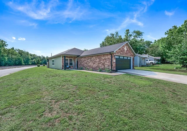 Photo 1 of Single family home for sale at 700 Carter St, Sulphur Springs, TX 75482 | MLS# 21277130 | Listing updated on 2026-08-24