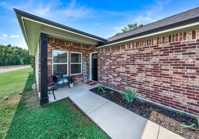 Photo 2 of Single family home for sale at 700 Carter St, Sulphur Springs, TX 75482 | MLS# 21277130 | Listing updated on 2026-08-24